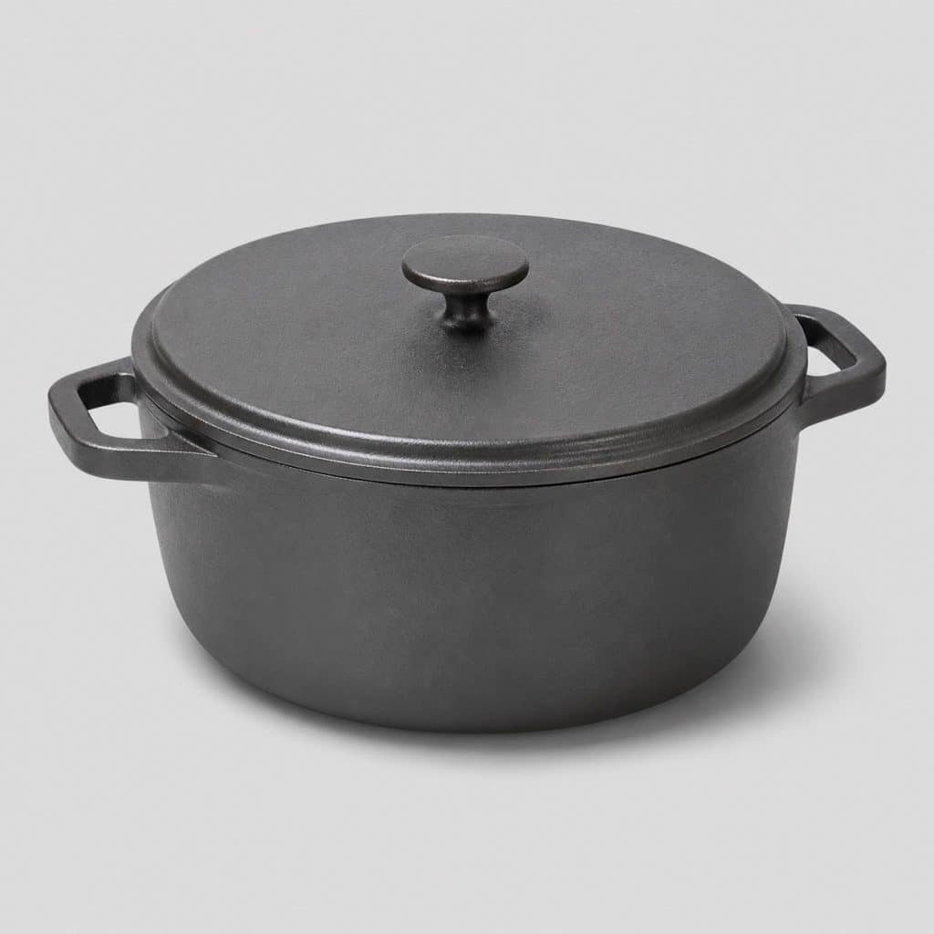 Cocotte en fonte traditionnelle vue de face