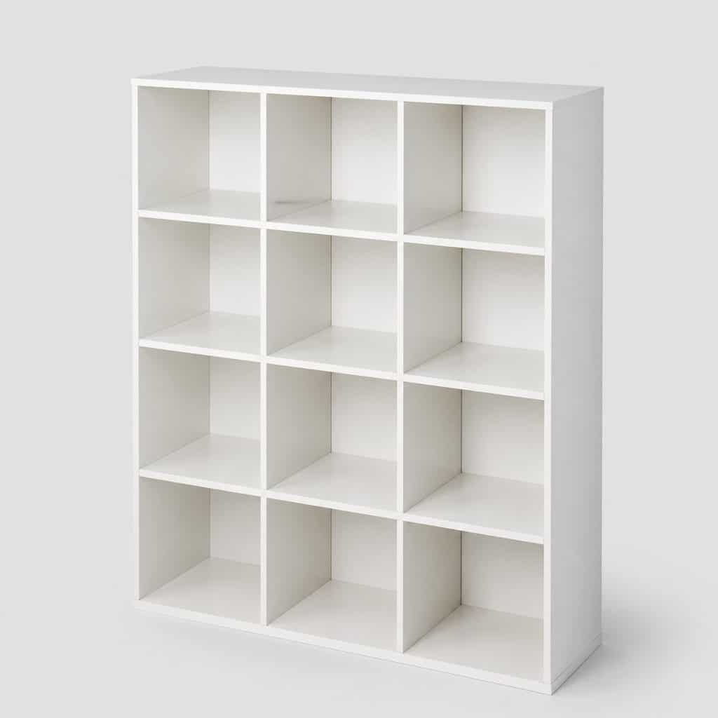 Étagère de rangement modulaire dans un cellier organisé
