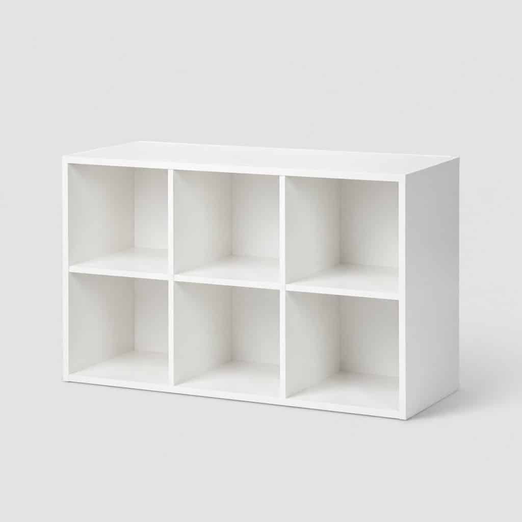 Petite étagère de rangement compacte dans un studio
