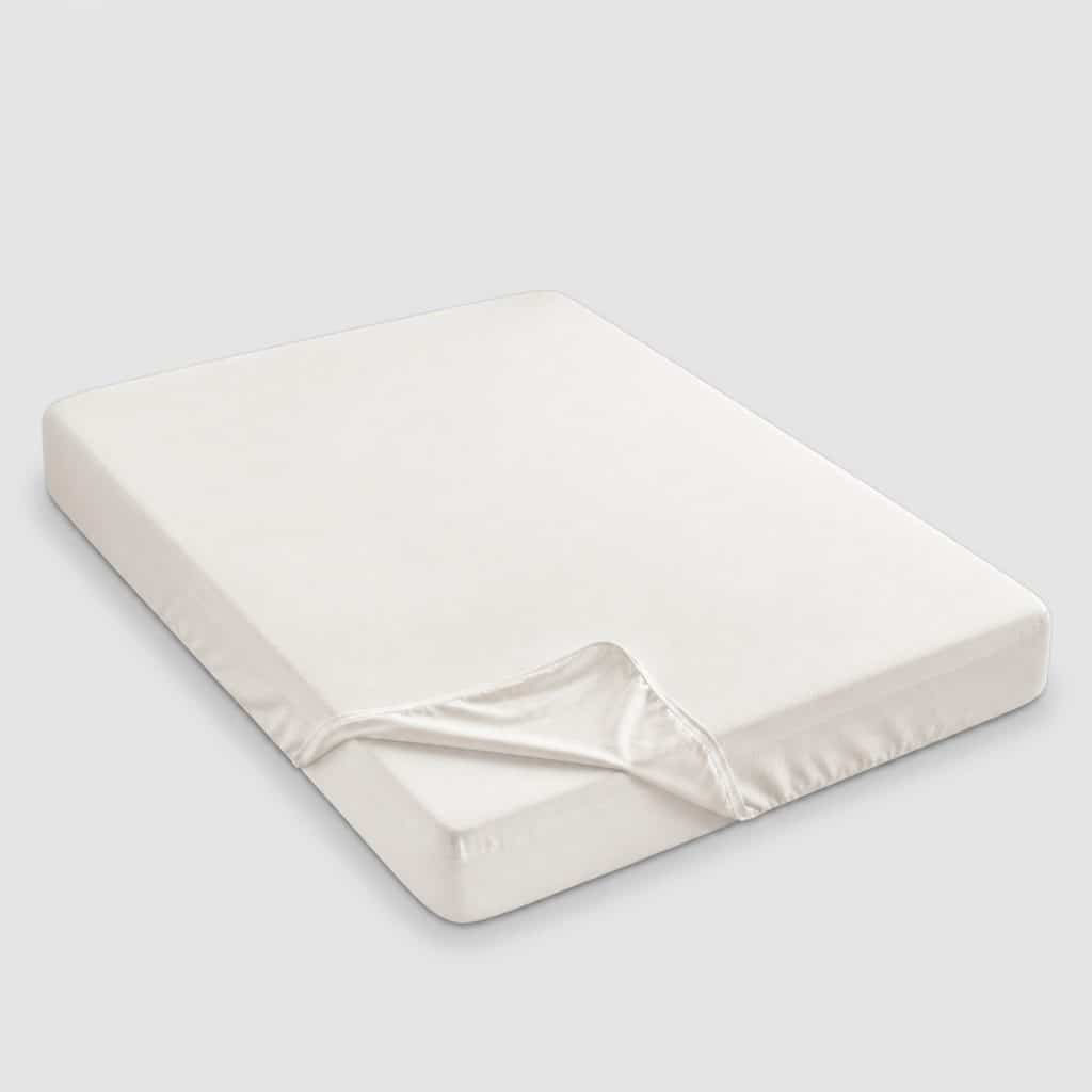 Protège-matelas fibre de bambou 140 × 190 cm posé sur un lit