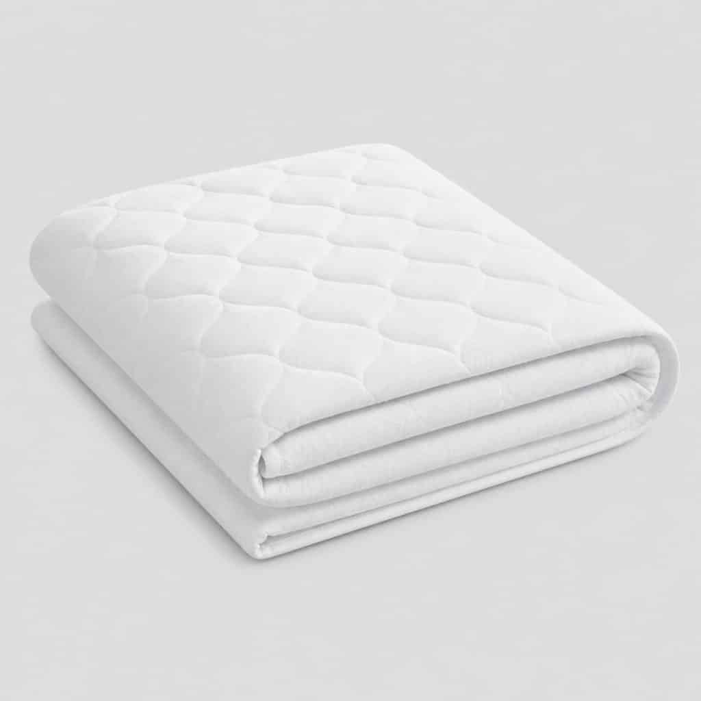 Protège-matelas housse intégrale 140 × 200 cm posé sur un matelas