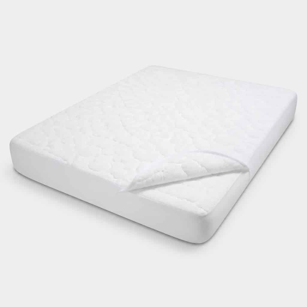 Protège-matelas molleton coton épais 160 × 200 cm posé sur un lit