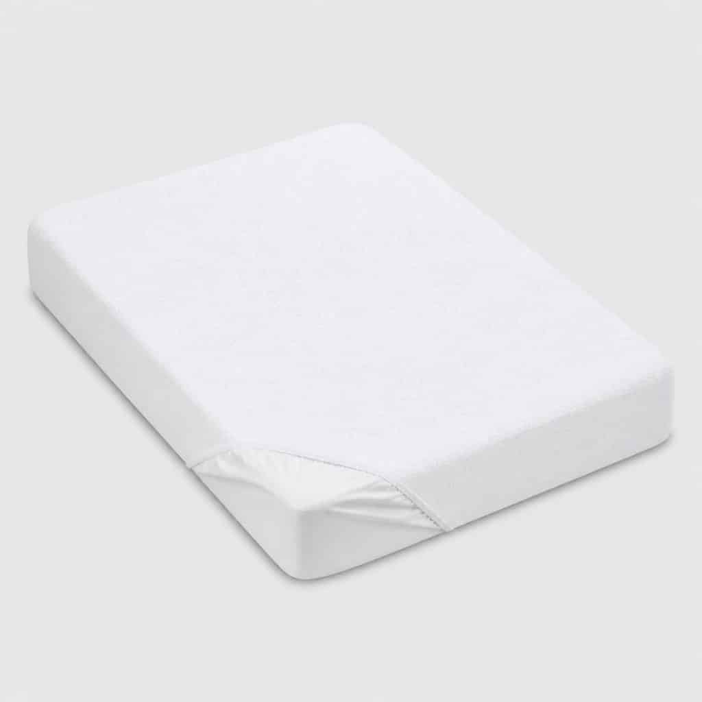 Protège-matelas bouclette éponge 90 × 200 cm posé sur un lit une personne